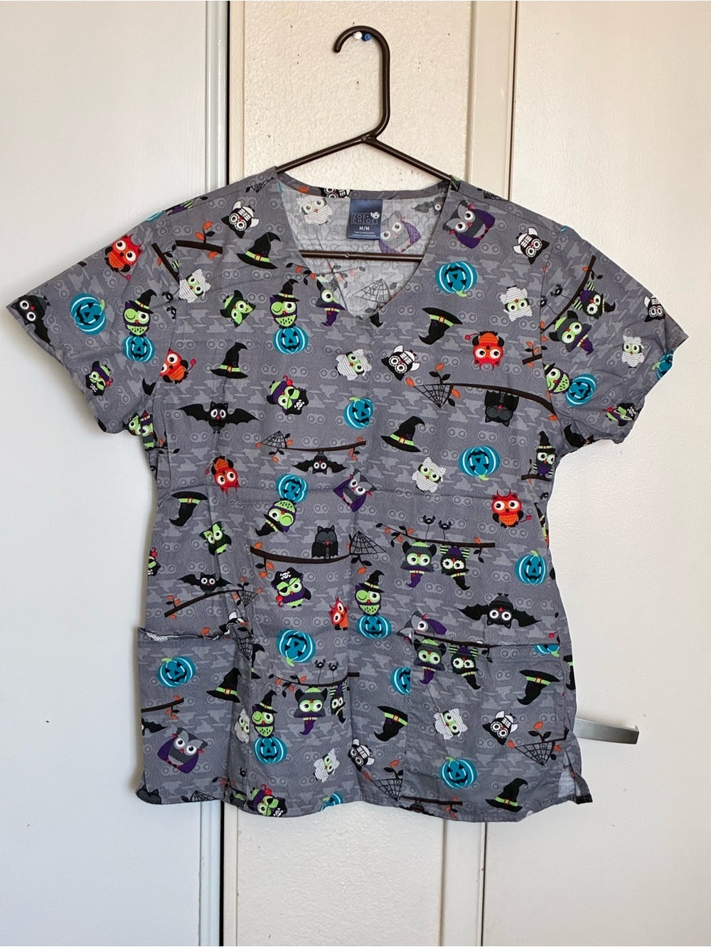 Preowned Zoe+Chloe Scrub Top - Gray with Halloween Designs and Owls-Size Medium